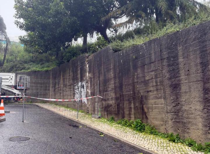 Muro em risco de queda - Casal da Bautas