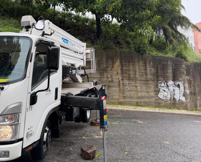 Muro em risco de queda - Casal da Bautas